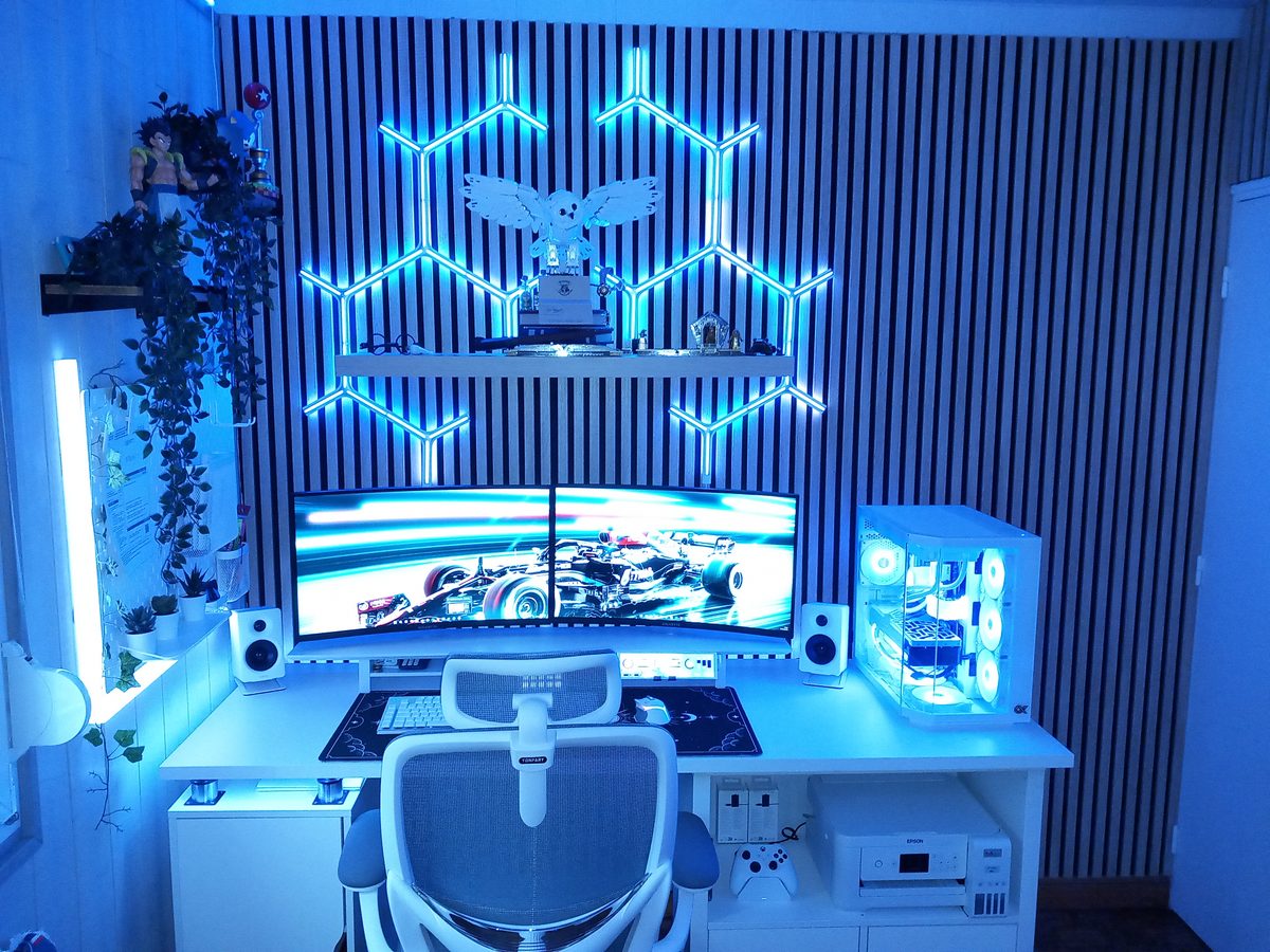 Je vous présente ma gaming room de 9 m2. Composer de mon setup en blanc Mr & Mme, ainsi que les setup des 2 fistons ( 18 et 11 ans ).