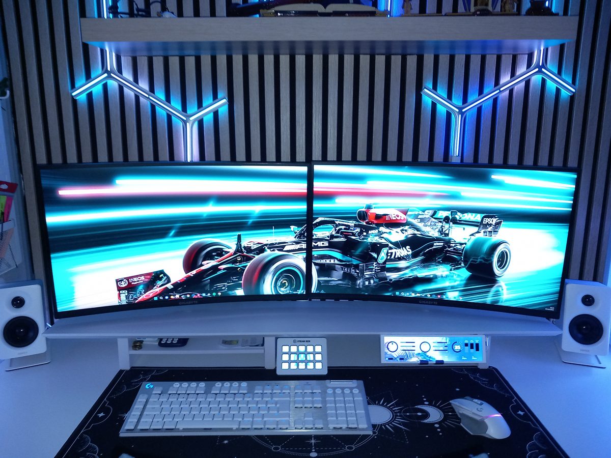 Je vous présente ma gaming room de 9 m2. Composer de mon setup en blanc Mr & Mme, ainsi que les setup des 2 fistons ( 18 et 11 ans ).