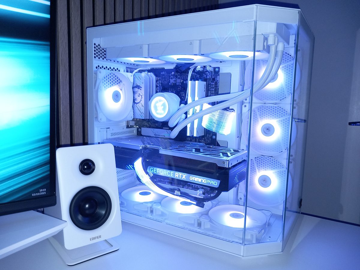 Je vous présente ma gaming room de 9 m2. Composer de mon setup en blanc Mr & Mme, ainsi que les setup des 2 fistons ( 18 et 11 ans ).