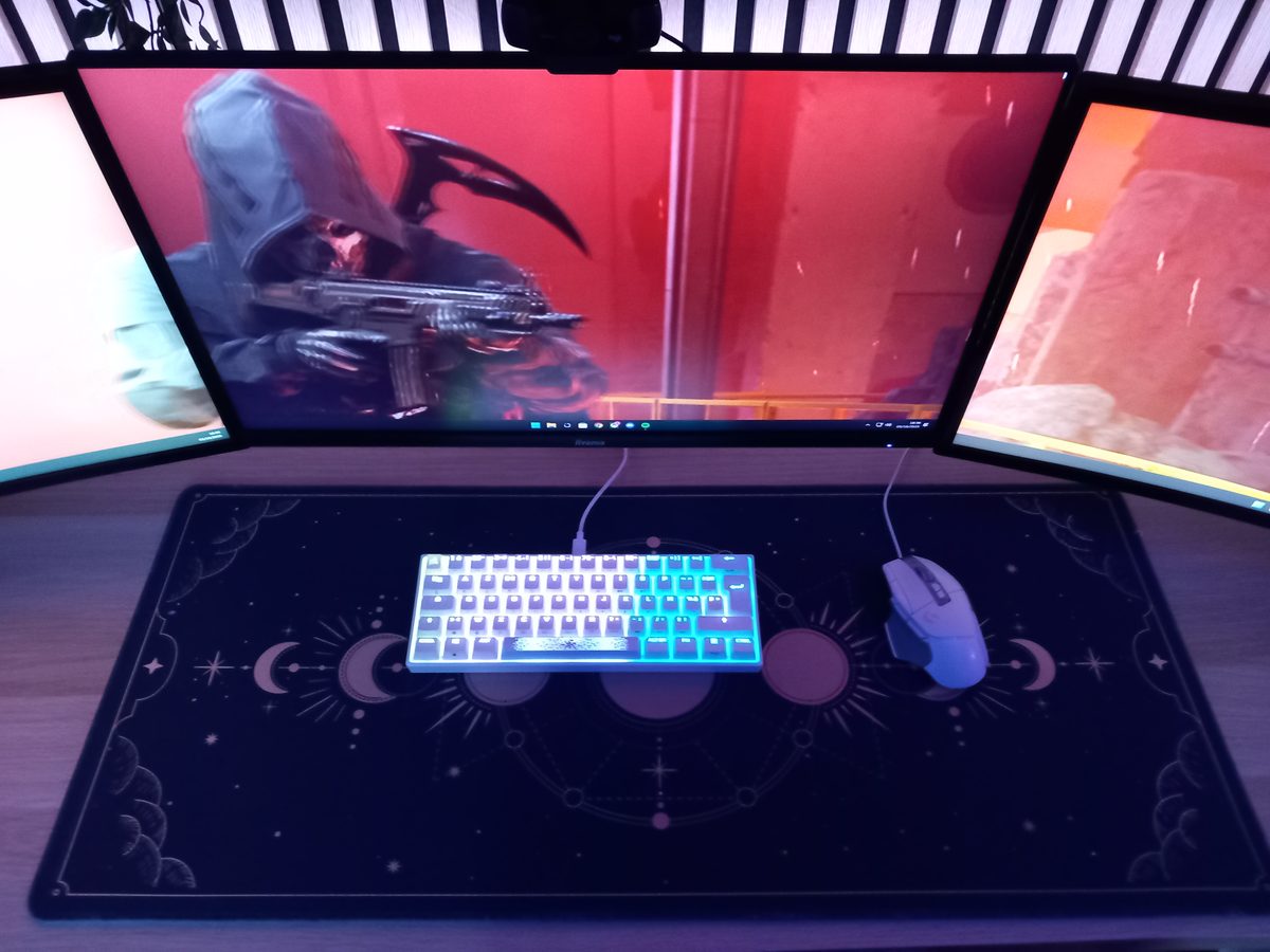 Suite des Gaming-Raums, Setup des 18-jährigen Sohnes (Triple Screen)