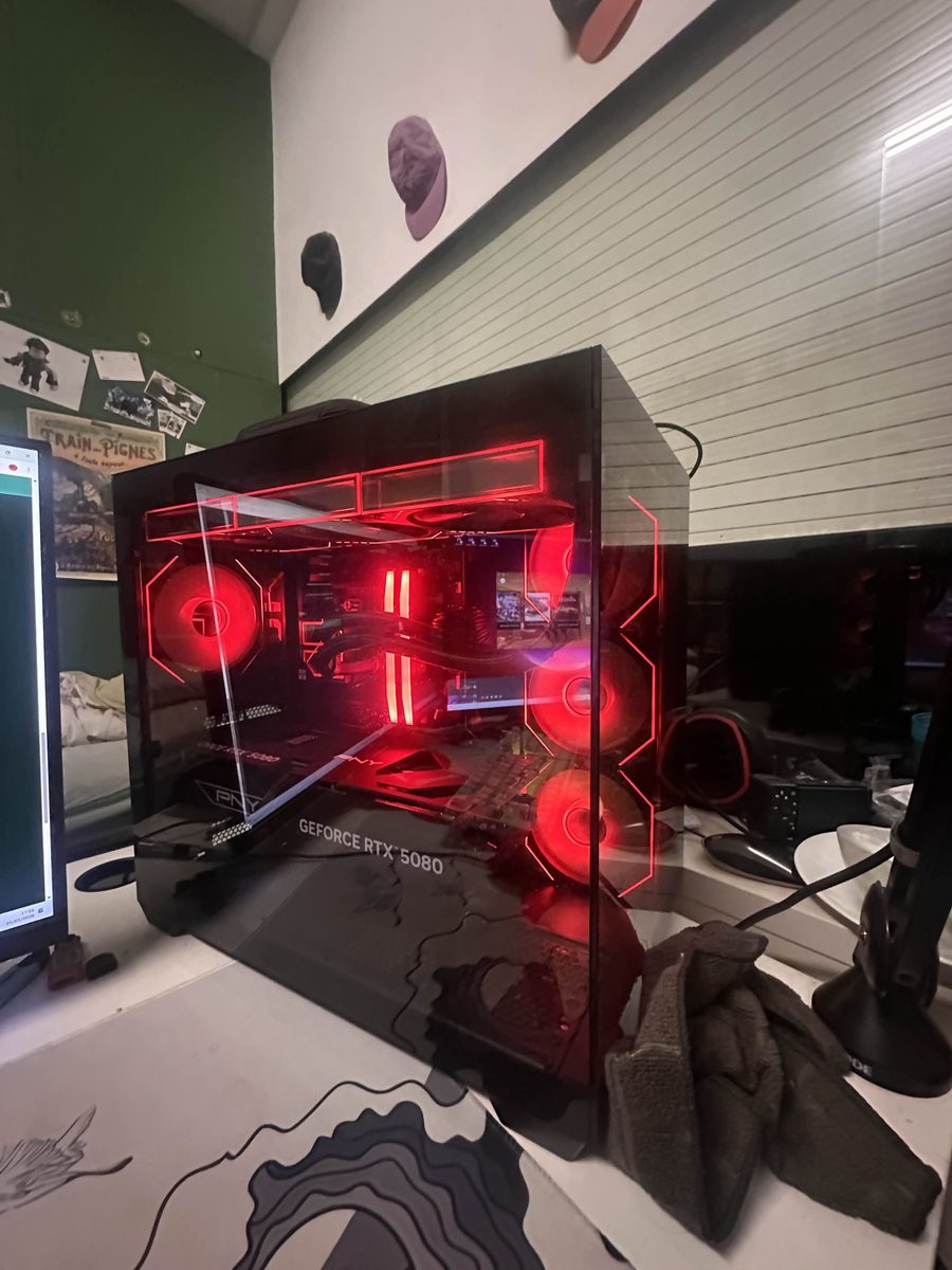 Mon magnifique setup avec mon pc a 2100€ (ne juger pas le tapis de souris, il est aléatoire je sais)